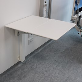 Cinal dok-bord kan anvendes som væghængt arbejdsplads.