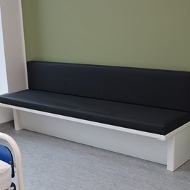 EasyBed (Esbjerg) kan også slås op til en hospitalspårørendesofa.