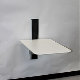 Det væghængte bord kan køres ned til siddeposition.