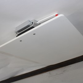 Cinal Flex-table optager kun millimeter af plads ud fra væggen, når det er slået ned.
