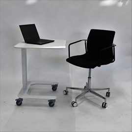 Rullebordet er optimalt til siddende opgaver og kan justeres til ønsket og individuel arbejdshøjde.