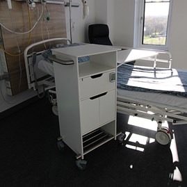 Swing360 kan med fordel benyttes som hospital sengebord.