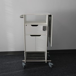 Swing360 er et hospital sidebord med justerbar bordplade.