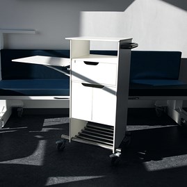 Swing360 er et hospital sidebord med justerbar bordplade.